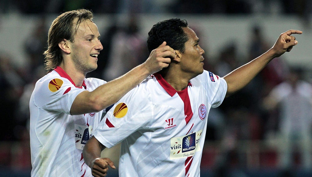 Rakitic celebra el segundo tanto del Sevilla con su autor, Carlos Bacca
