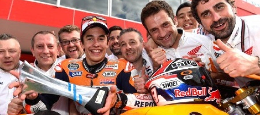 Marc Márquez celebra el triunfo en Buenos Aires Marc Márquez celebra el triunfo en Buenos Aires
