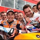 Marc Márquez celebra el triunfo en Buenos Aires Marc Márquez celebra el triunfo en Buenos Aires