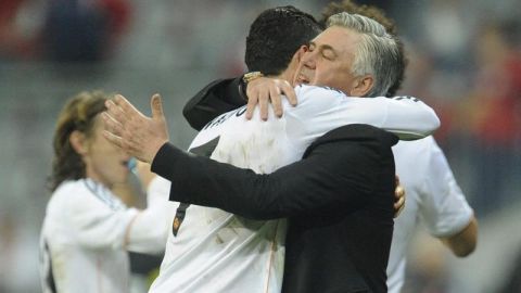 Ancelotti se abraza con Cristiano tras el partido de M&uacute;nich