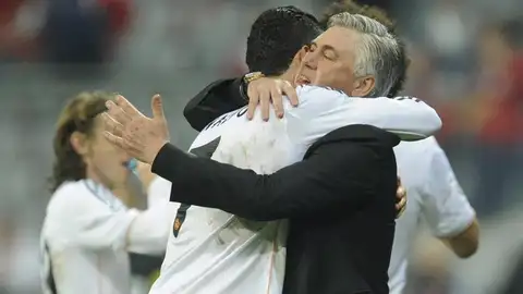 Ancelotti se abraza con Cristiano tras el partido de Múnich Ancelotti se abraza con Cristiano tras el partido de Múnich