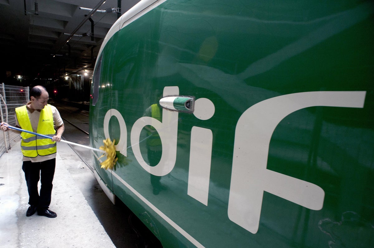 ADIF oferta 205 puestos de trabajo repartidos en cuatro puestos de trabajo diferentes ADIF oferta 205 puestos de trabajo repartidos en cuatro puestos de trabajo diferentes