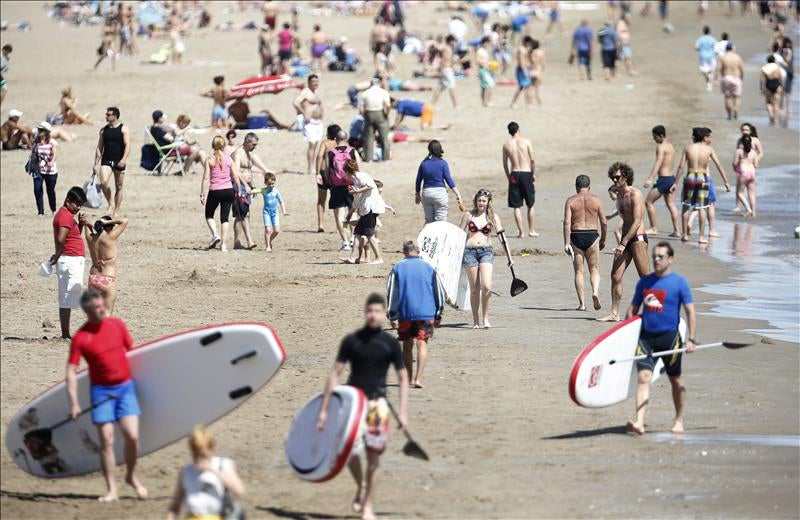 El hombre que se confundió al dar la mano a un hombre desnudo en la playa El hombre que se confundió al dar la mano a un hombre desnudo en la playa