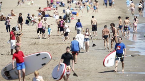 Buen tiempo en la playa de la Malvarrosa (Valencia).