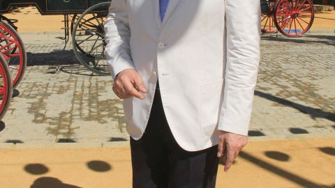 Carlos Herrera con americana blanca en la Feria de Sevilla