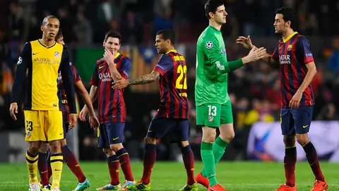 Courtois saluda a Busquets en el Camp Nou Courtois saluda a Busquets en el Camp Nou