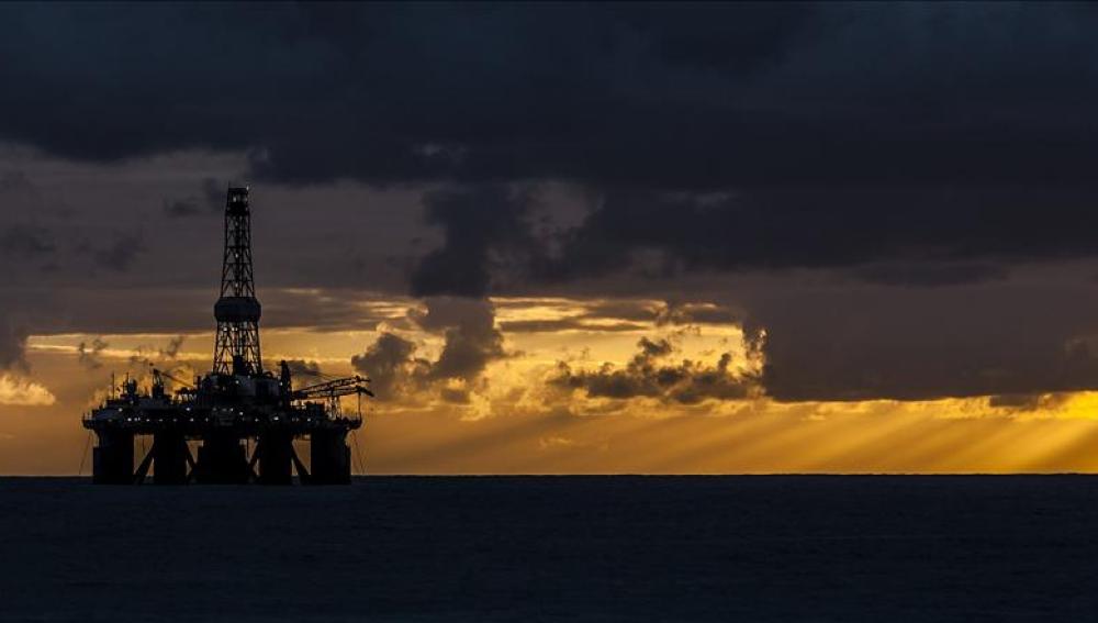 Cadenas humanas en todas las islas rechazan las prospecciones en busca de petróleo