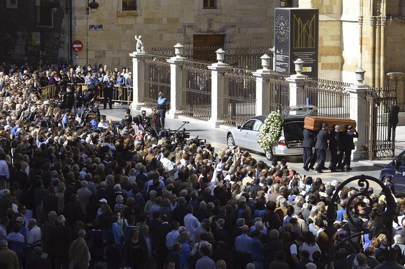León despide a Isabel Carrasco en un multitudinario funeral León despide a Isabel Carrasco en un multitudinario funeral