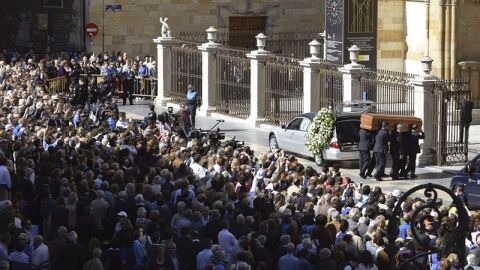Llegada del coche f&uacute;nebre con los restos de Isabel Carrasco a la catedral de Le&oacute;n