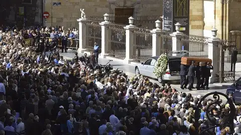 Llegada del coche fúnebre con los restos de Isabel Carrasco a la catedral de León Llegada del coche fúnebre con los restos de Isabel Carrasco a la catedral de León
