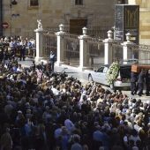 Llegada del coche fúnebre con los restos de Isabel Carrasco a la catedral de León