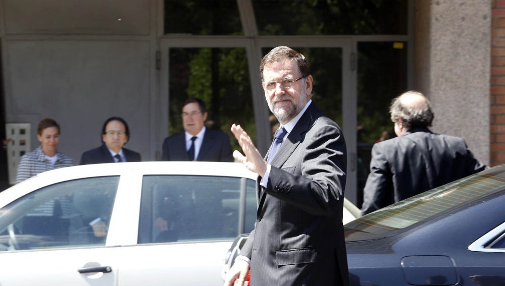 El presidente del Gobierno, Mariano Rajoy, a su llegada a la sede del PP tras su paso por la capilla ardiente de Isabel Carrasco 