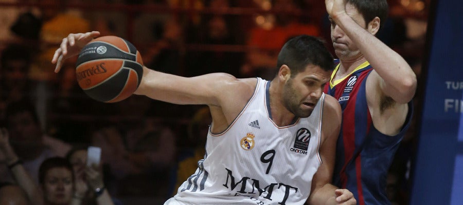 Felipe Reyes postea ante la defensa de Lorbek Felipe Reyes postea ante la defensa de Lorbek