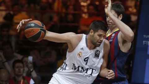 Felipe Reyes postea ante la defensa de Lorbek