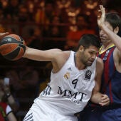 Felipe Reyes postea ante la defensa de Lorbek