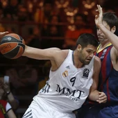 Felipe Reyes postea ante la defensa de Lorbek Felipe Reyes postea ante la defensa de Lorbek