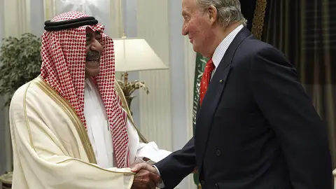 El rey Juan Carlos saluda al príncipe Muqrin bin Abdulaziz Al Saud El rey Juan Carlos saluda al príncipe Muqrin bin Abdulaziz Al Saud
