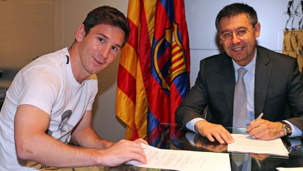 Leo Messi y Josep Maria Bartomeu firman el nuevo contrato del jugador argentino