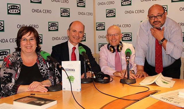 Carlos Rodríguez Braun, Olvido Macías, Ignacio Rodríguez Burgos y Pedro Pablo González presentan en Herrera en la onda más Economía para andar por casa Carlos Rodríguez Braun, Olvido Macías, Ignacio Rodríguez Burgos y Pedro Pablo González presentan en Herrera en la onda más Economía para andar por casa