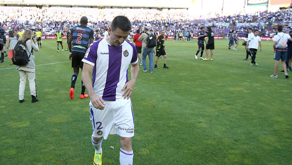 Jugador del Real Valladolid al término del partido contra el Granada que ha supuesto el descenso a Segunda División