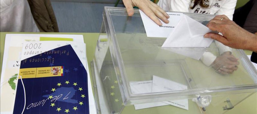 Votantes en una mesa electoral en las elecciones europeas Votantes en una mesa electoral en las elecciones europeas