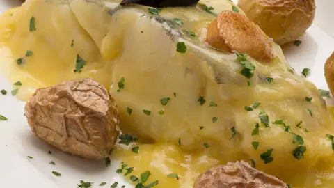 Bacalao al pil pil con patatas asadas Bacalao al pil pil con patatas asadas