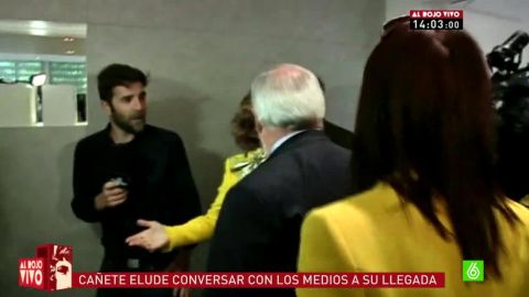 Gonzo trata de hablar con Ca&ntilde;ete