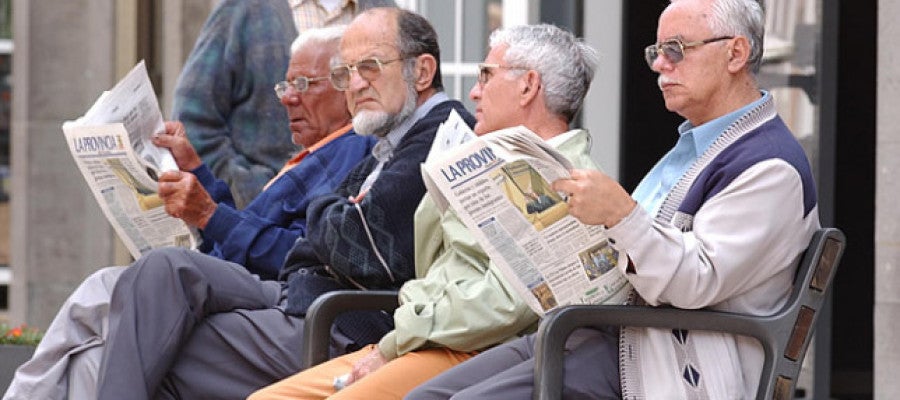 Ancianos leen el periódico Ancianos leen el periódico