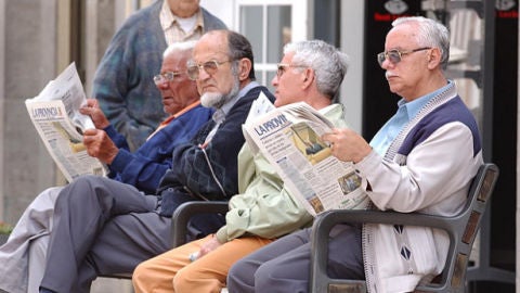 Ancianos leen el peri&oacute;dico