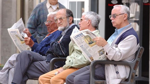Ancianos leen el peri&oacute;dico