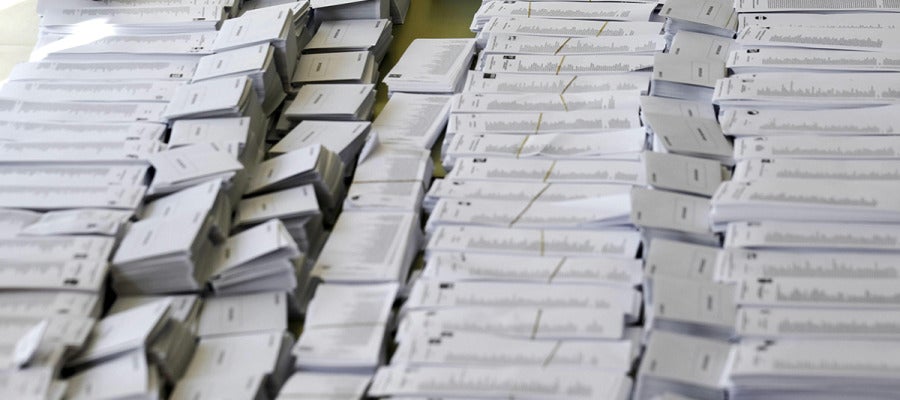 Papeletas electorales con las diferentes diferentes candidaturas preparadas Papeletas electorales con las diferentes diferentes candidaturas preparadas