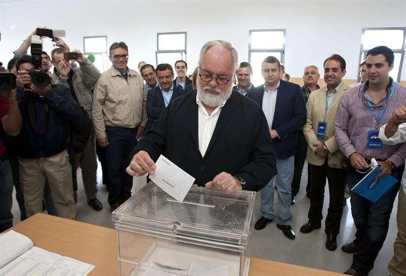 Arias Cañete emite su voto en Jerez de la Frontera Arias Cañete emite su voto en Jerez de la Frontera