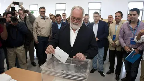 Arias Cañete emite su voto Arias Cañete emite su voto