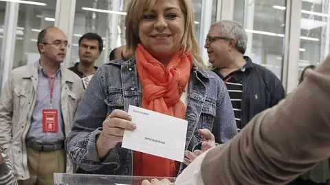 Elena Valenciano acude a votar Elena Valenciano acude a votar