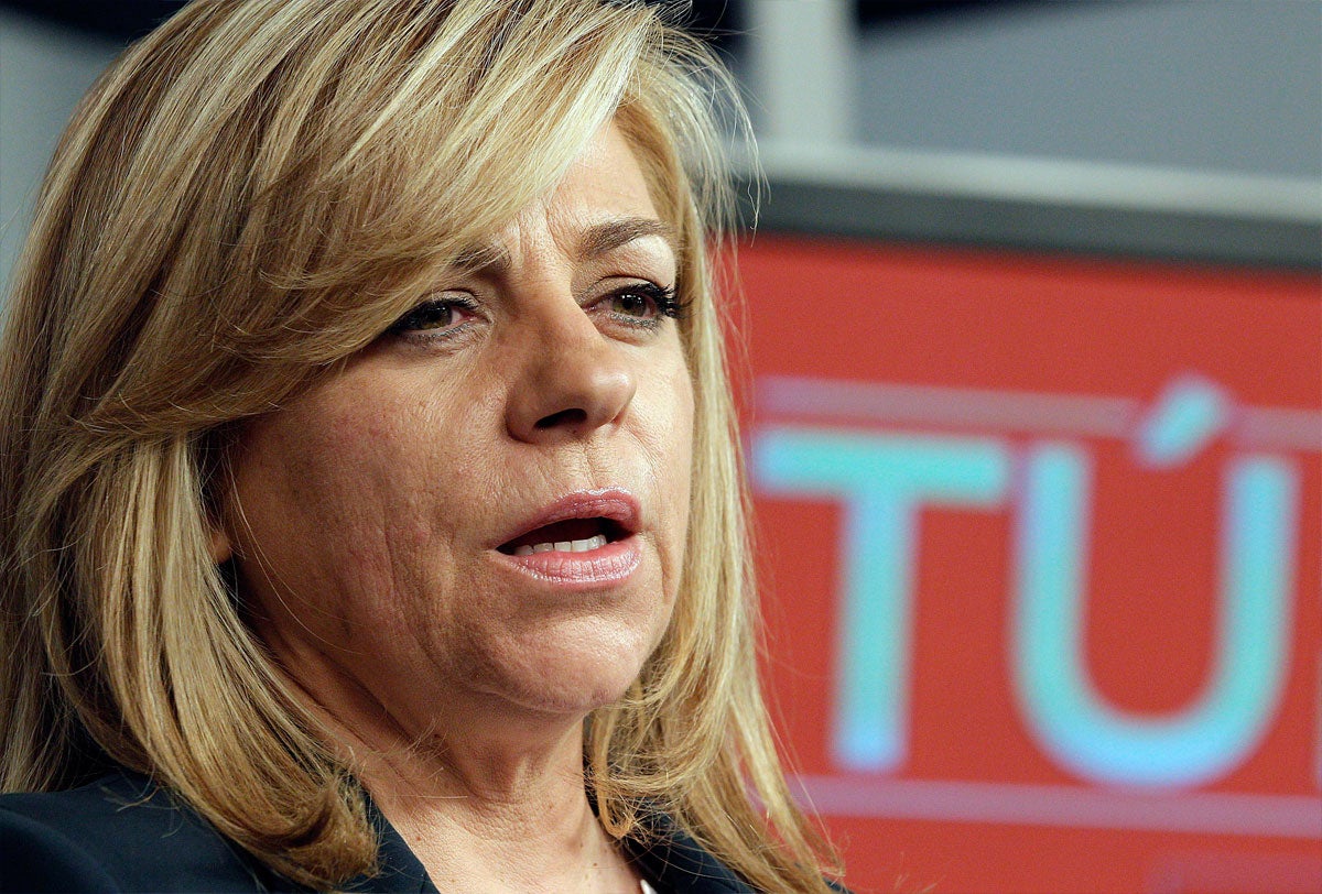 Elena Valenciano presenta la propuesta de resolución a favor de la abstención Elena Valenciano presenta la propuesta de resolución a favor de la abstención