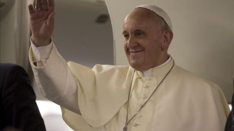 El papa Francisco durante un viaje en avi&oacute;n hasta Roma