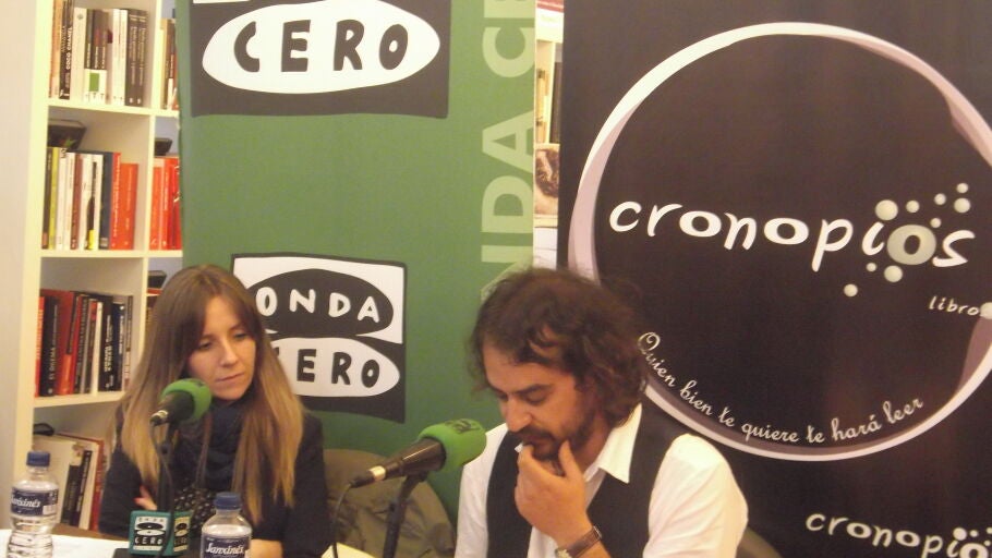 Pedro Feijoo lendo un extracto do seu libro