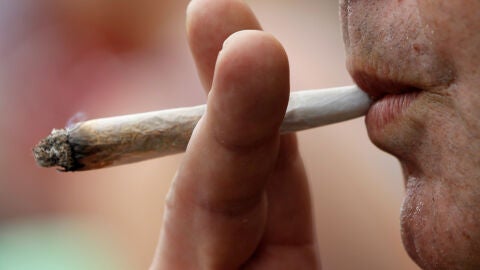 Imagen de archivo de un hombre fumando cannabis