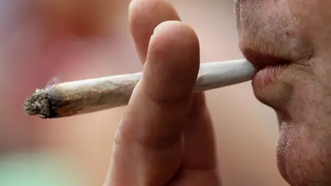 Imagen de archivo de un hombre fumando cannabis Imagen de archivo de un hombre fumando cannabis