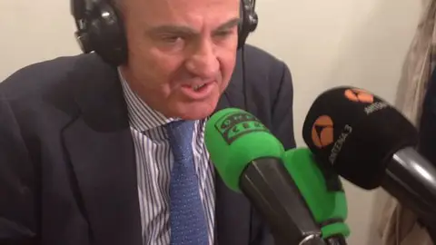 Luis de Guindos durante una entrevista en Onda Cero Luis de Guindos durante una entrevista en Onda Cero