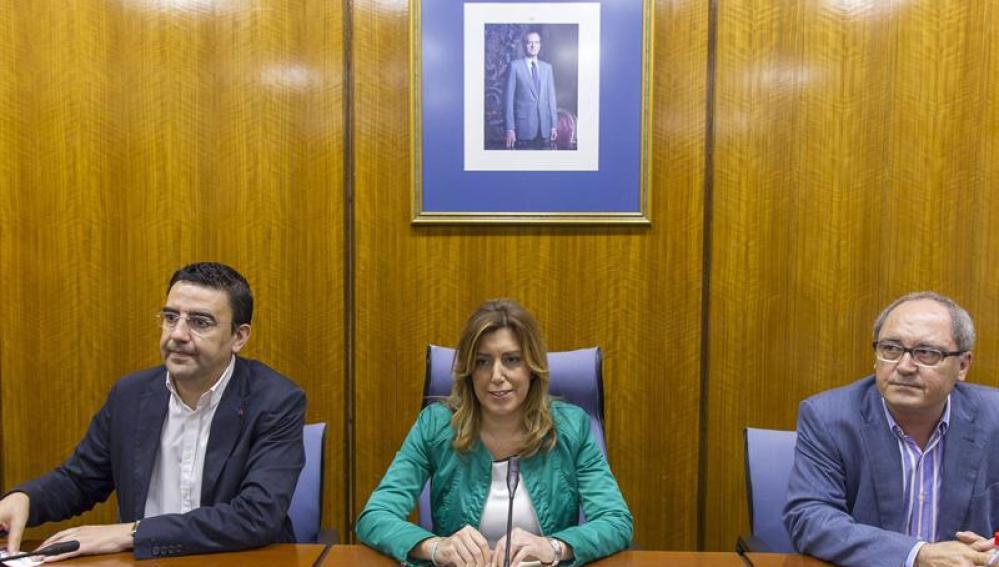 Susana Díaz junto al secretario de organización, Juan Cornejo (d), y el portavoz parlamentario, Mario Jiménez (i) 