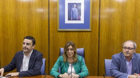 Susana D&iacute;az junto al secretario de organizaci&oacute;n, Juan Cornejo (d), y el portavoz parlamentario, Mario Jim&eacute;nez (i) 