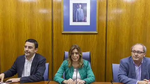 Susana Díaz junto al secretario de organización, Juan Cornejo (d), y el portavoz parlamentario, Mario Jiménez (i) Susana Díaz junto al secretario de organización, Juan Cornejo (d), y el portavoz parlamentario, Mario Jiménez (i)