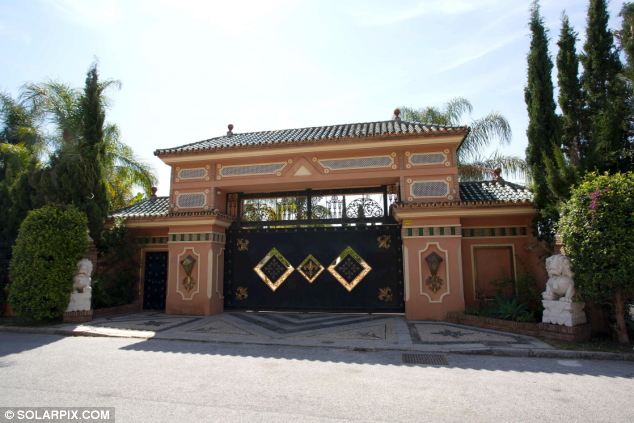 Territorio Negro: Un harén en un palacio de Marbella Territorio Negro: Un harén en un palacio de Marbella