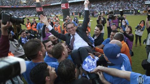 Fernando V&aacute;zquez es manteado por los jugadores tras el ascenso del Deportivo