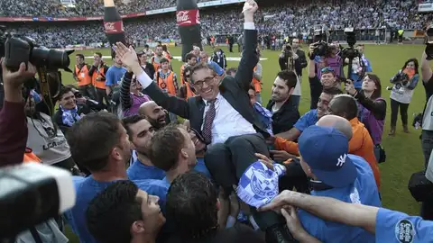 Fernando Vázquez es manteado por los jugadores tras el ascenso del Deportivo Fernando Vázquez es manteado por los jugadores tras el ascenso del Deportivo