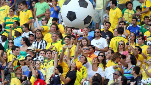 Aficionados disfrutan de un partido de l