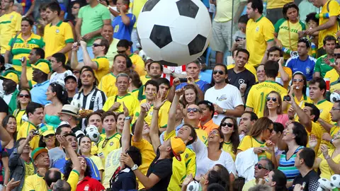 Aficionados disfrutan de un partido de l Aficionados disfrutan de un partido de l