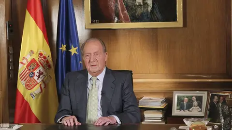 El Rey durante su mensaje de abdicación El Rey durante su mensaje de abdicación