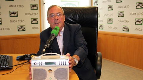 Fernando del Collado con una radio